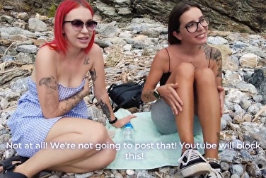 Незнакомцы развели их на секс прям на пляже — вот простушки